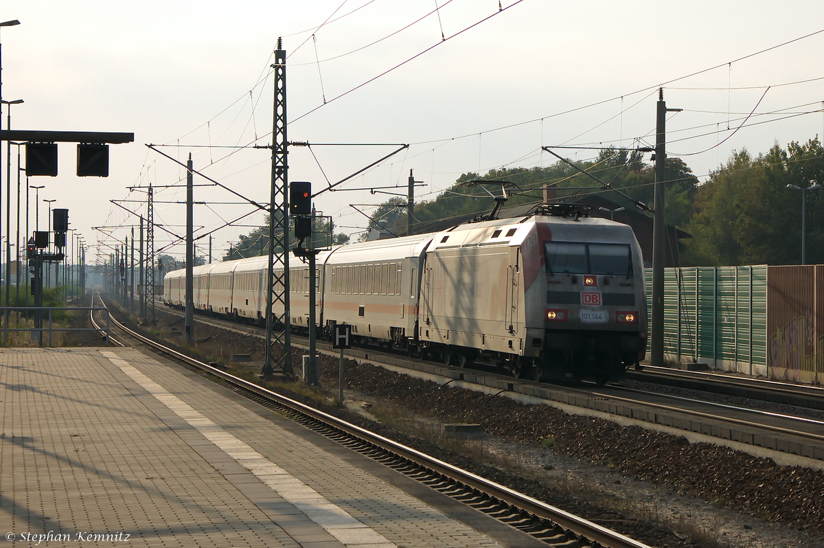 101 144-4  Hertha BSC  mit dem IC 145 von Amsterdam Centraal nach Berlin Ostbahnhof in Rathenow. 06.10.2014