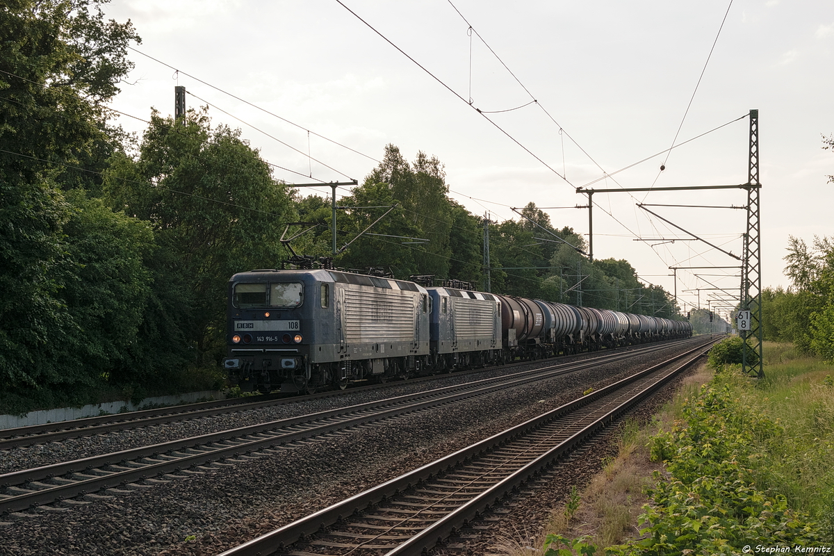 108 (143 916-5) RBH Logistics GmbH mit der Wagenlok 143 254-1 und einem Kesselzug in Friesack und fuhr weiter in Richtung Nauen. 05.06.2018