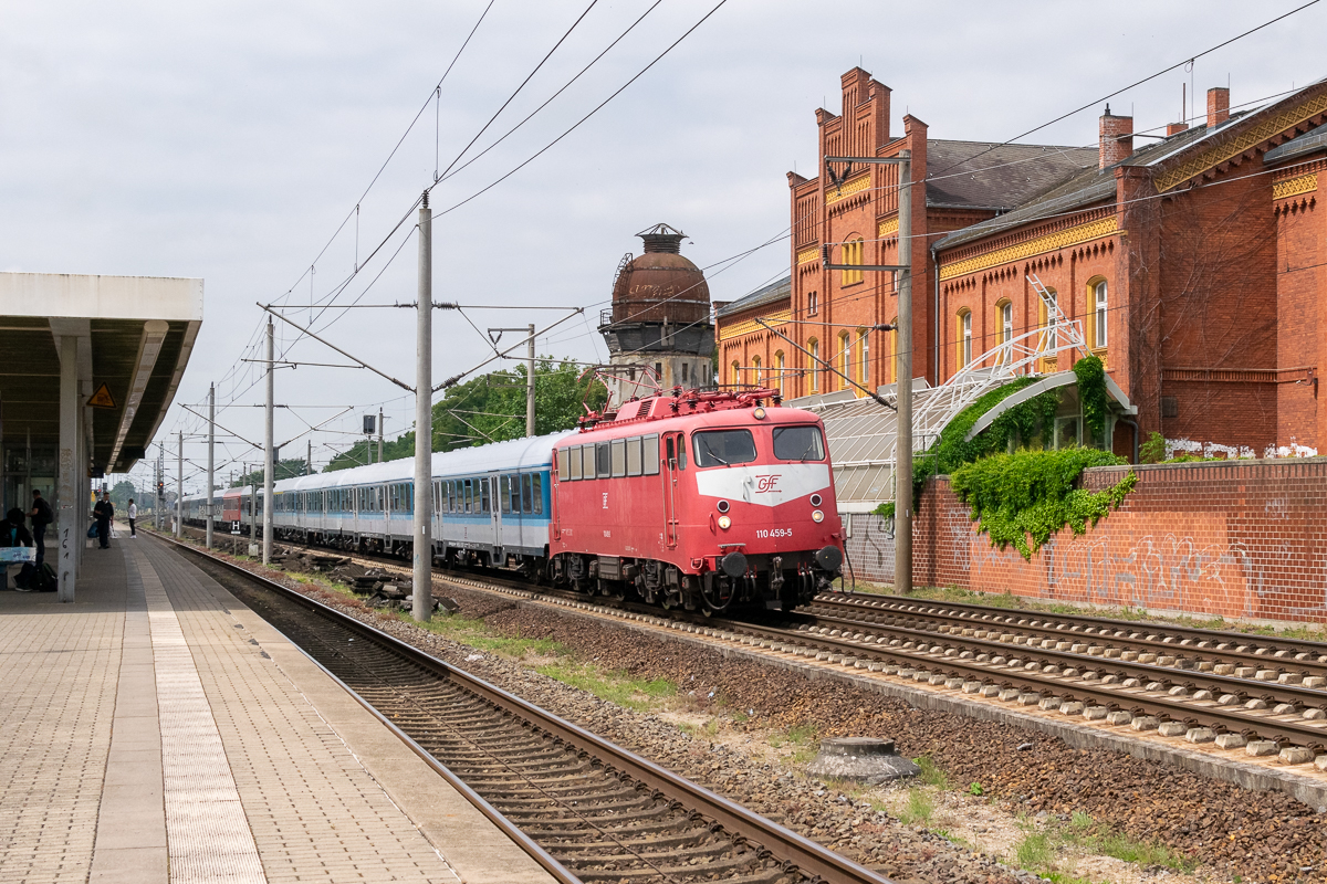 110 459-5 Gesellschaft für Fahrzeugtechnik mbH, mit dem DFB-Pokal Sonderzug (MSM 334) von Opladen nach Berlin-Spandau, bei der Durchfahrt in Rathenow. 25.05.2024