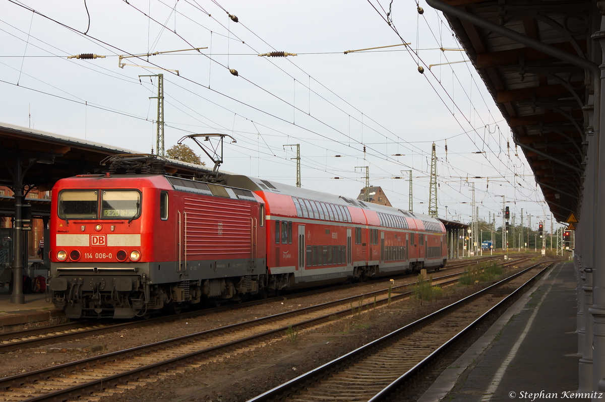 114 006-0 mit dem RE20 (RE 17622) von Halle(Saale)Hbf nach Salzwedel in Stendal. Normalerweise fährt der (RE 17622) bis nach Uelzen aber wegen einer Verspätung von fast 50min ging die Fahrt nur bis Salzwedel. 28.09.2014