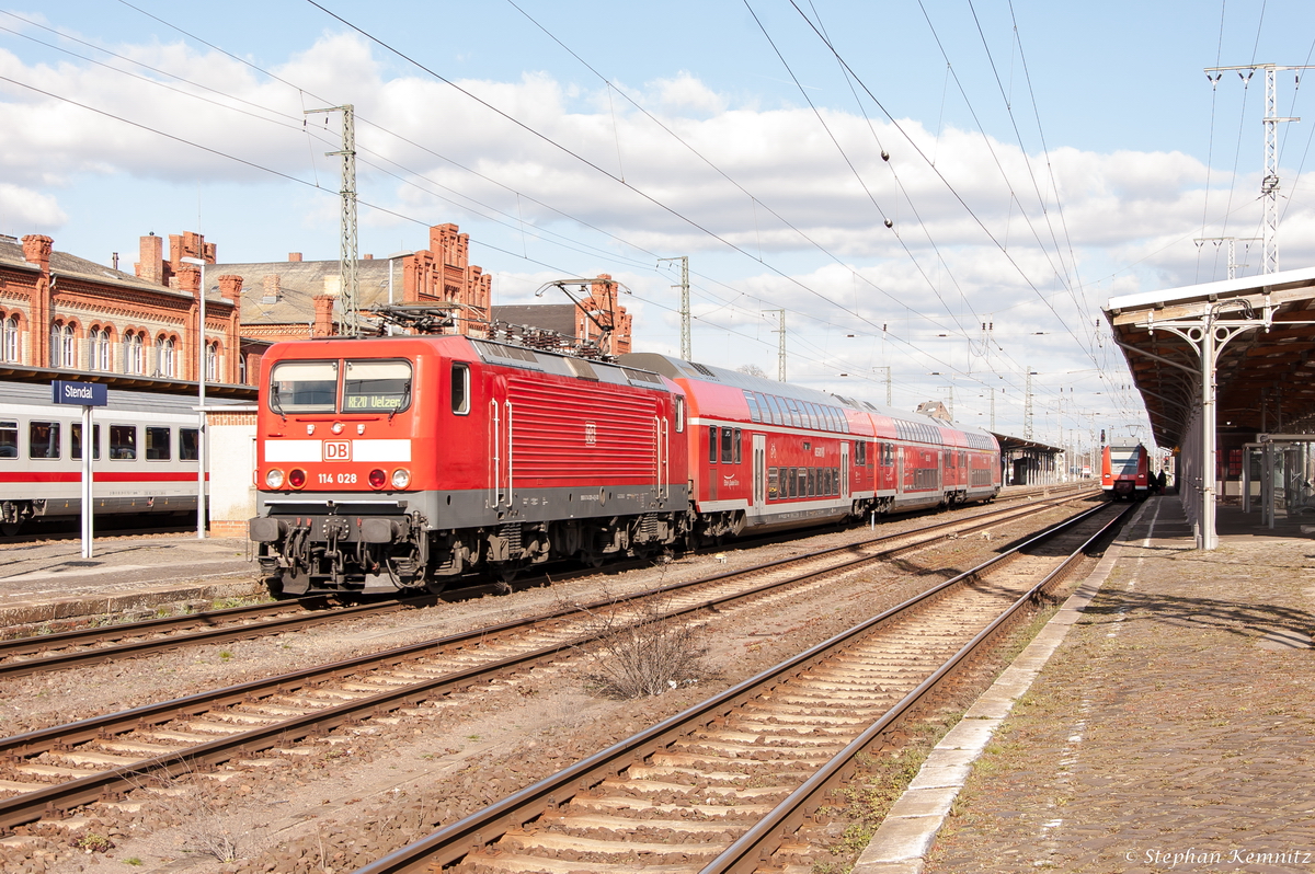 114 028 mit dem RE20 (RE 17622) von Halle(Saale)Hbf nach Uelzen, bei der Ausfahrt aus Stendal. 06.04.2015