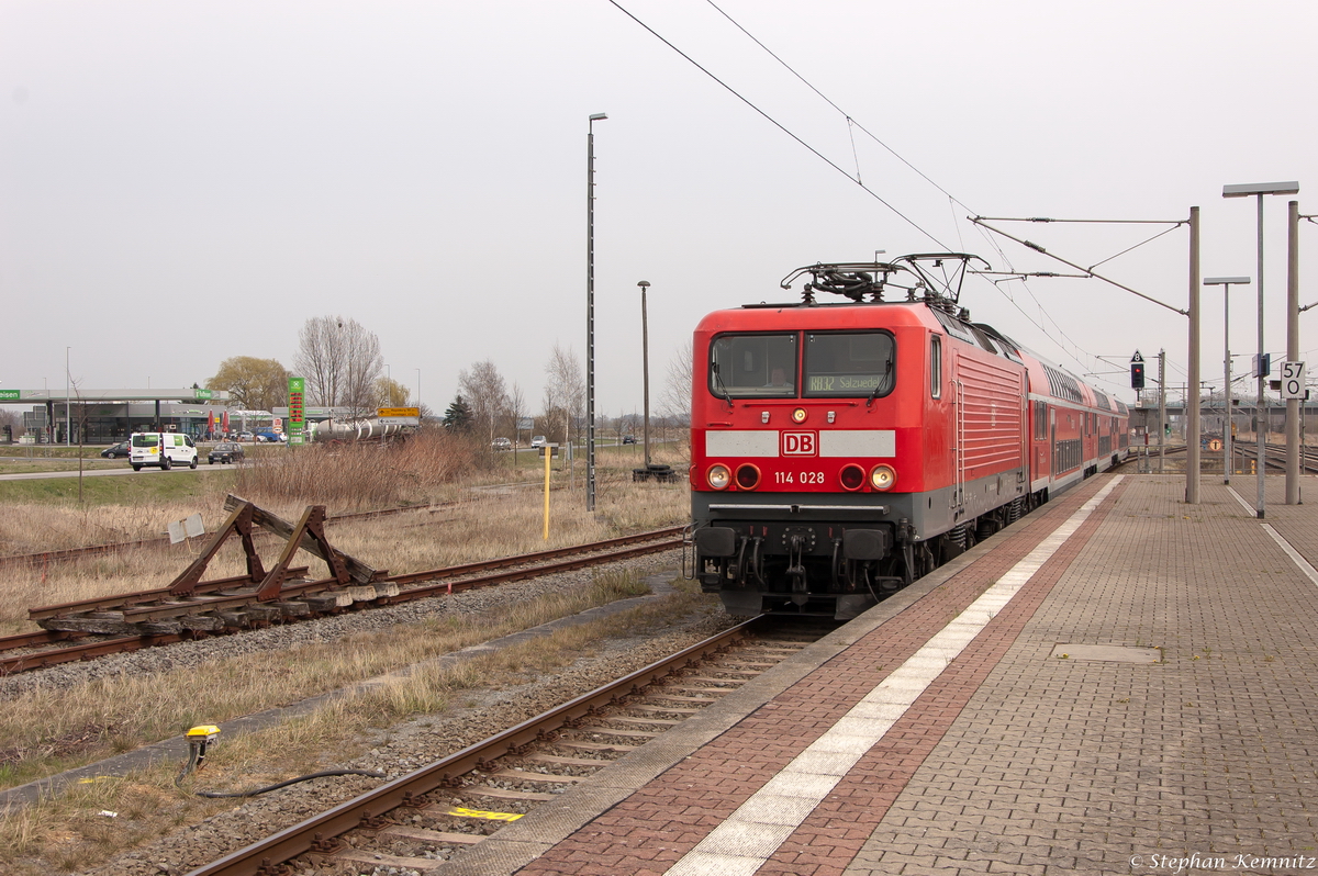 114 028 mit der RB32 (RB 17568) von Stendal nach Salzwedel, bei der Einfahrt in Salzwedel. 14.04.2015