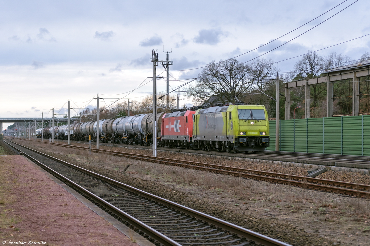 119 008-0 Alpha Trains für RheinCargo GmbH & Co. KG mit der Wagenlok 185 584-0 und einem Kesselzug  Umweltgefährdender Stoff, flüssig  in Großwudicke und fuhr weiter in Richtung Wustermark. 08.02.2016
