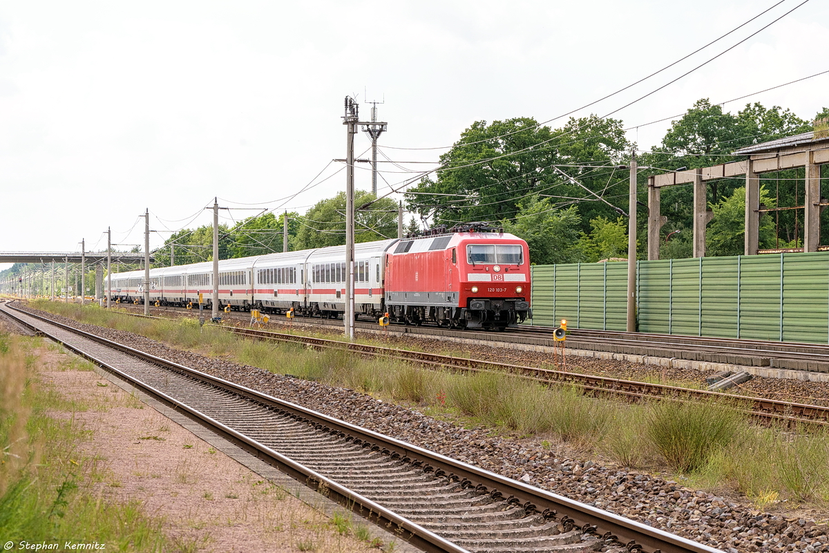 120 103-7 mit dem IC 143 von Amsterdam Centraal nach Berlin Ostbahnhof in Großwudicke. 06.07.2017
