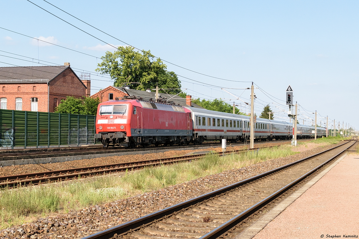 120 104-5 mit dem IC 2951 von Frankfurt(Main)Hbf nach Berlin Südkreuz in Großwudicke. 07.06.2019