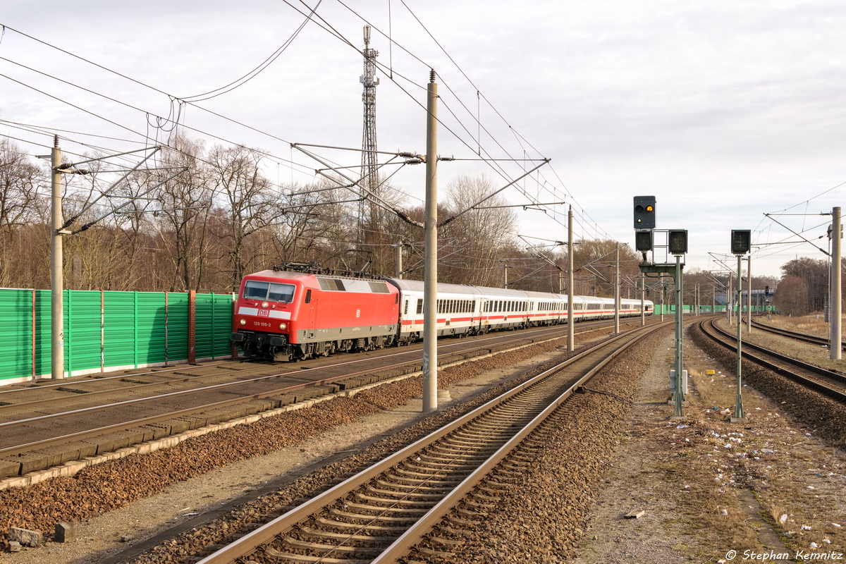 120 105-2 mit dem IC 2011 von Berlin Ostbahnhof nach Stuttgart Hbf in Rathenow. 07.02.2016
