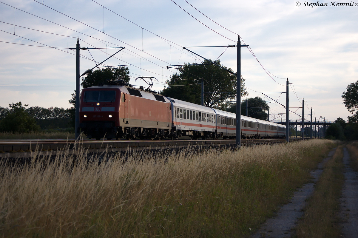 120 109-4 mit dem IC 1994 von Frankfurt(Main)Hbf nach Berlin Südkreuz, bei Rathenow. 06.07.2014