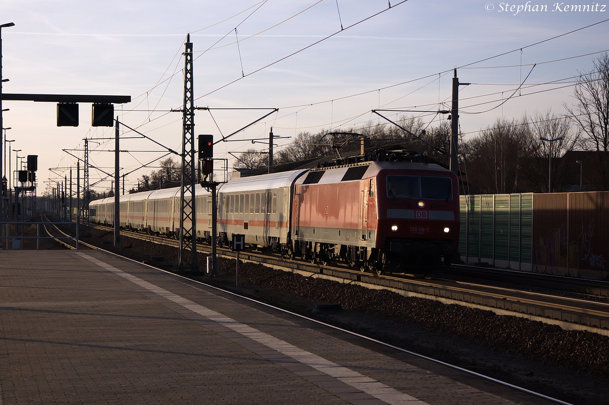 120 118-5 mit dem IC 143 von Amsterdam Centraal nach Berlin Ostbahnhof in Rathenow. 23.12.2013