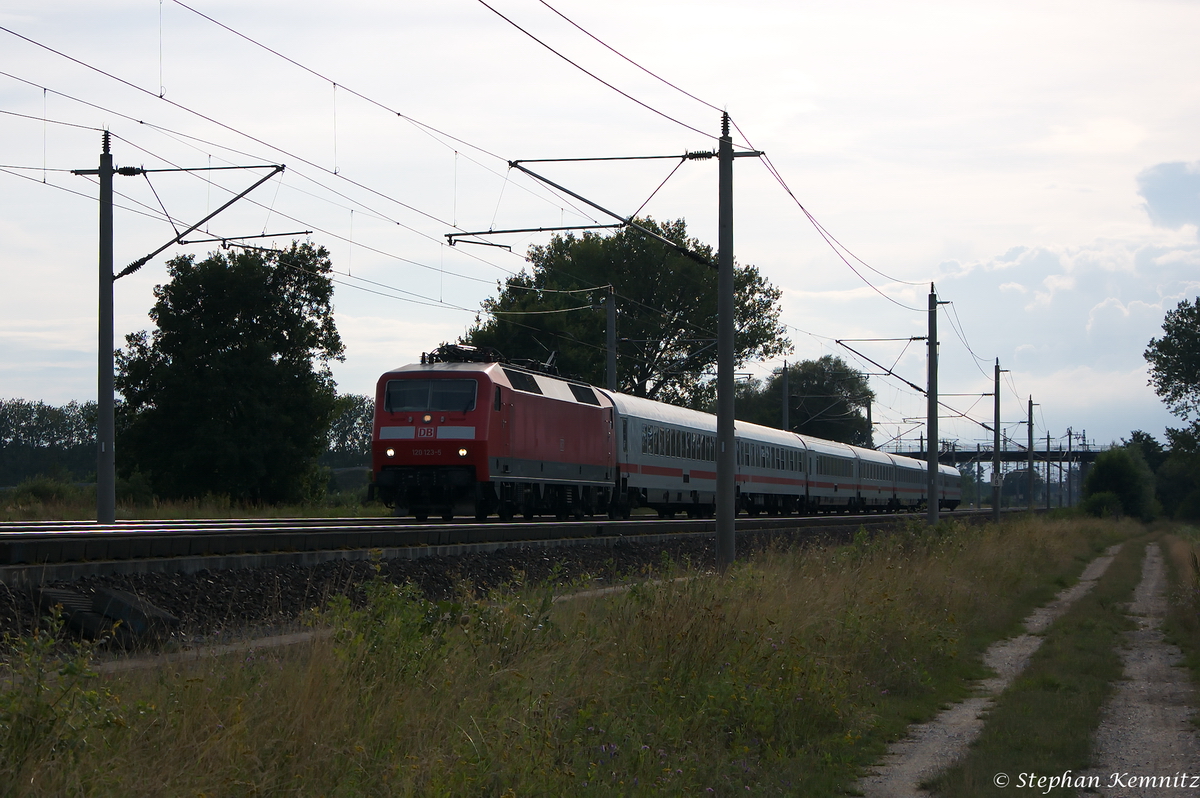 120 123-5 mit dem IC 1922 von Stuttgart Hbf nach Berlin Südkreuz in Rathenow. 15.08.2014