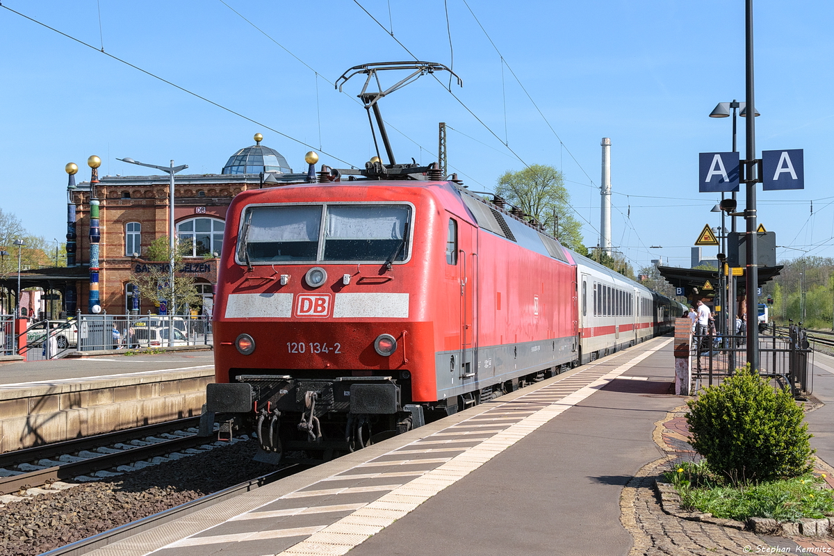120 134-2 mit dem IC 2378 von Frankfurt(Main)Hbf nach Hamburg-Altona in Uelzen. 20.04.2018