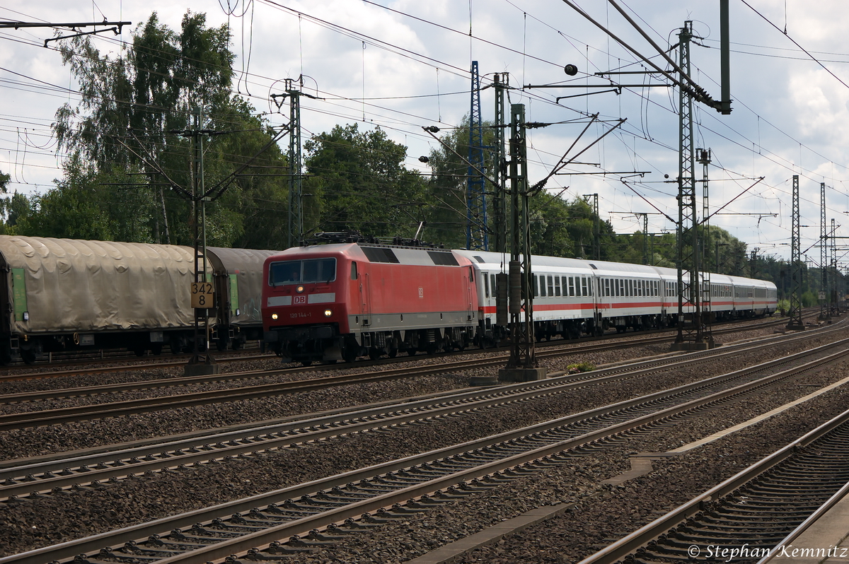 120 144-1 mit dem IC 2404 von Köln Hbf nach Stralsund Hbf, bei der Einfahrt in Hamburg-Harburg. 12.07.2014