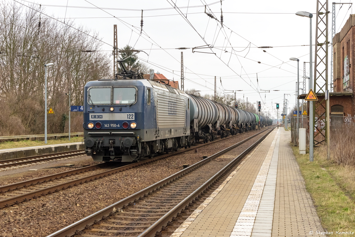 122 (143 950-4) RBH Logistics GmbH mit einem Kesselzug  Benzin oder Ottokraftstoffe  in Priort und fuhr weiter in Richtung Kreuz Wustermark. 19.02.2016