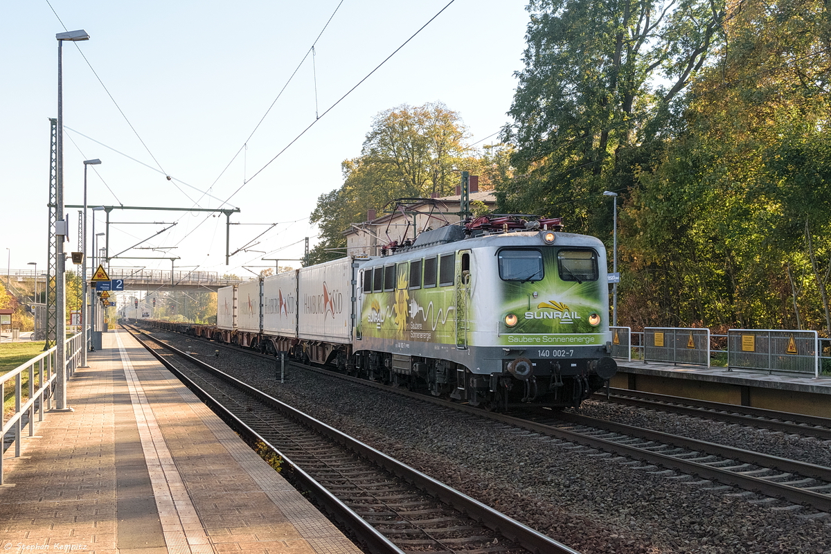 140 002-7 PRESS mit einem Containerzug in Friesack und fuhr weiter in Richtung Wittenberge. Netten Gruss an den TF! 12.10.2018