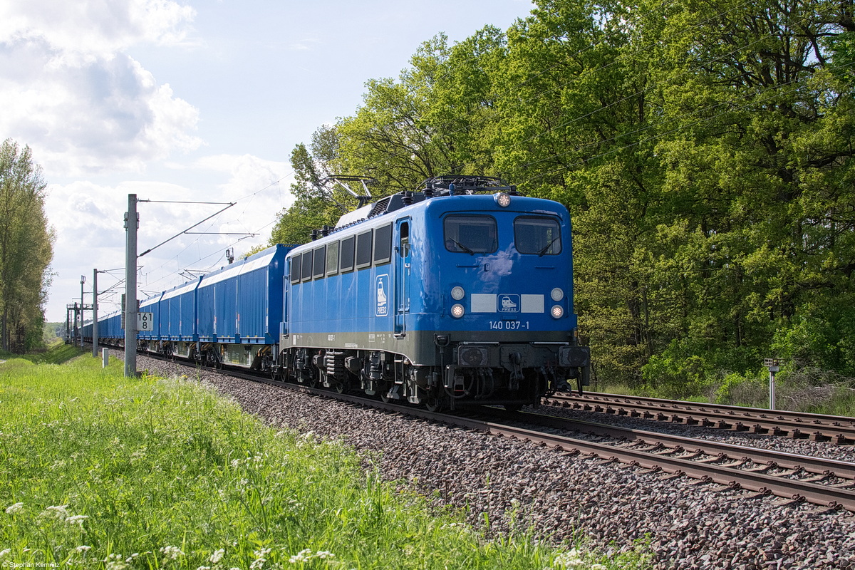 140 037-1 PRESS (140 831-9) mit einem leeren Hackschnitzelzug in Nennhausen und fuhr weiter in Richtung Wustermark. 20.05.2021
