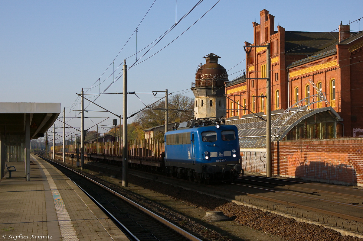 140 041-5 PRESS (140 810-3) mit einem leeren Holzzug, bei der Durchfahrt in Rathenow und fuhr weiter in Richtung Wustermark. 02.11.2014
