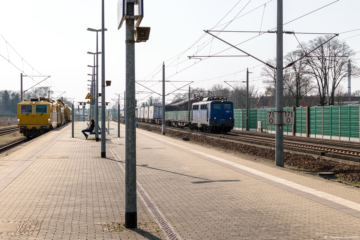 140 678-4 EGP - Eisenbahngesellschaft Potsdam mbH mit einem Containerzug in Rathenow und fuhr weiter in Richtung Wustermark. 10.04.2018