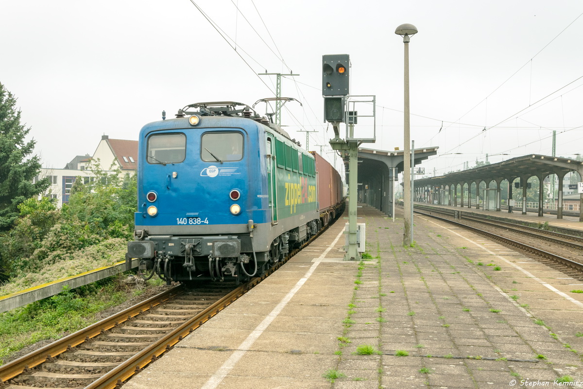 140 838-4 EGP - Eisenbahngesellschaft Potsdam mbH mit einem Containerzug in Magdeburg-Neustadt und fuhr weiter in Richtung Stendal. 13.09.2015