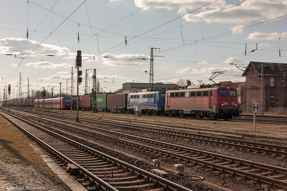 140 876-4 EGP - Eisenbahngesellschaft Potsdam mbH mit der Wagenlok 139 285-1 und einem Containerzug in Stendal und fuhr weiter in Richtung Rathenow. 06.04.2015