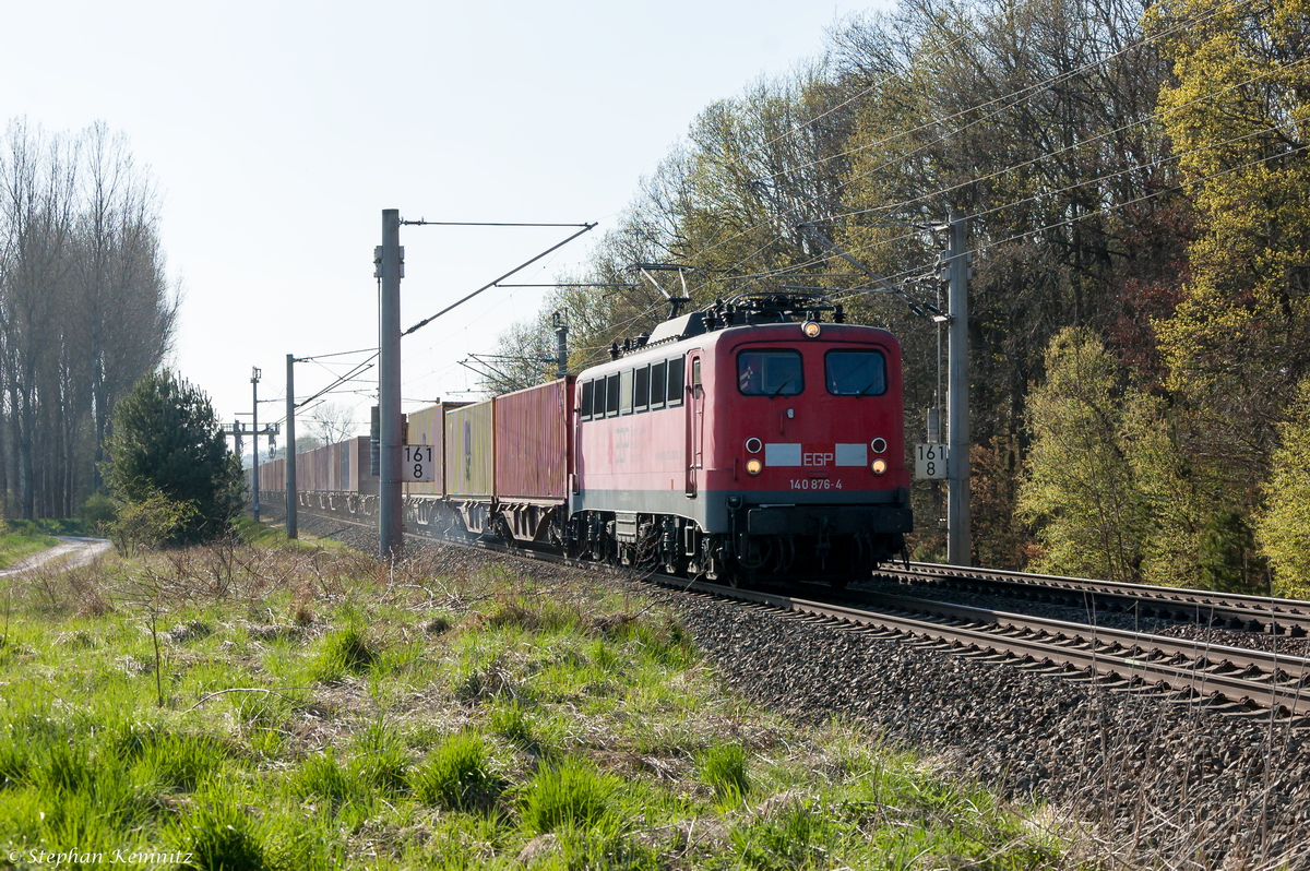 140 876-4 EGP - Eisenbahngesellschaft Potsdam mbH mit einem Containerzug von Hamburg-Waltershof nach Berlin Westhafen in Nennhausen. 23.04.2015