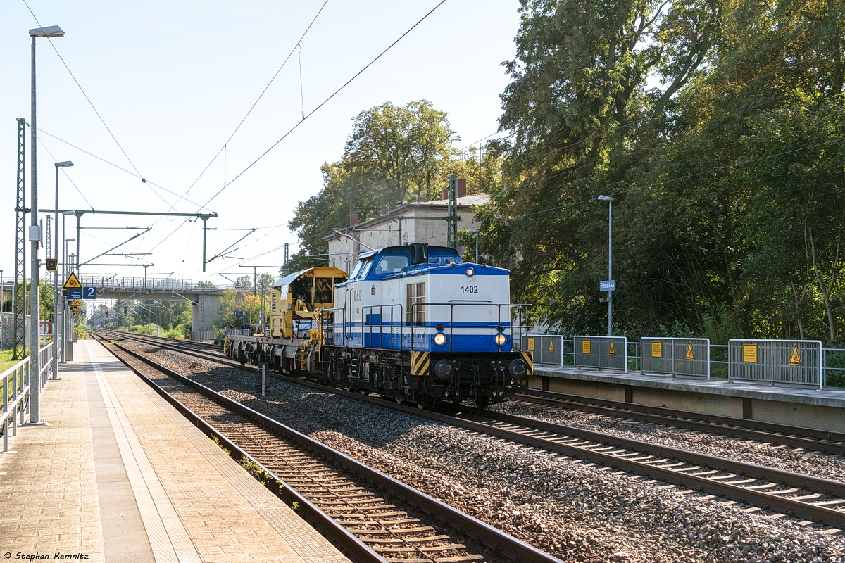 1402 (203 208-4) D&D Eisenbahngesellschaft mbH mit einem Bauzug in Friesack und fuhr weiter in Richtung Wittenberge. 21.09.2019