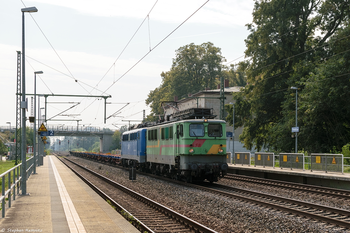 142 133-8 EGP - Eisenbahngesellschaft Potsdam mbH mit der Wagenlok 139 285-1 und einem leeren Containerzug in Friesack und fuhr weiter in Richtung Wittenberge. 27.08.2019