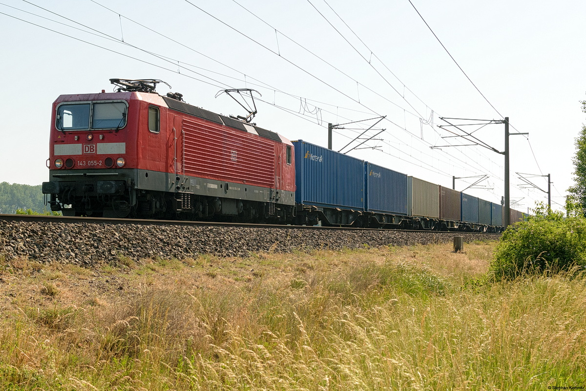 143 055-2 DB Regio für DeltaRail GmbH mit einem Containerzug in Nennhausen und fuhr weiter in Richtung Rathenow. 17.06.2021