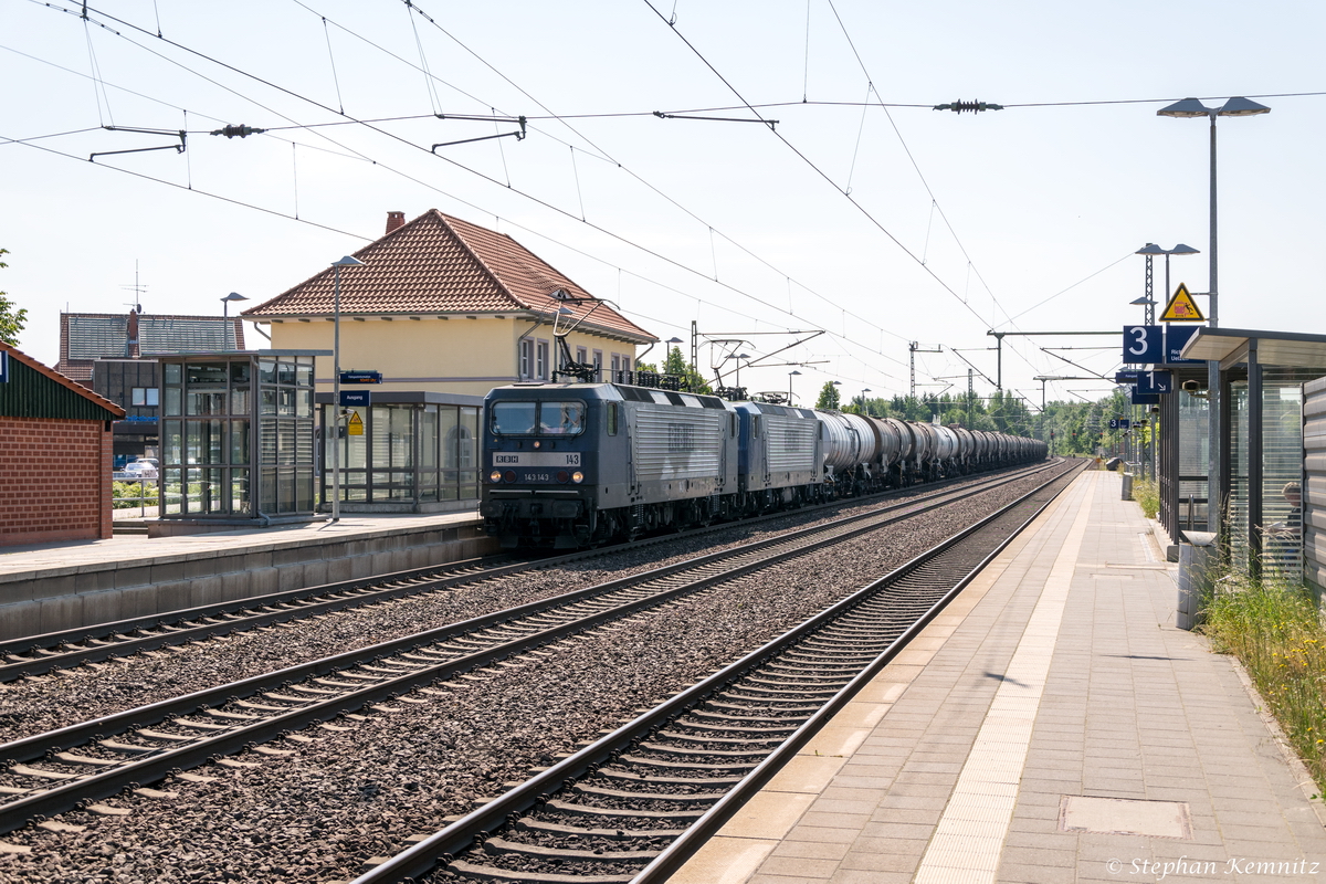 143 (143 143-6) & 131 (143 305-1) RBH Logistics GmbH mit einem Kesselzug   	Umweltgefährdender Stoff, flüssig  in Bienenbüttel und fuhren weiter in Richtung Lüneburg. 12.06.2015