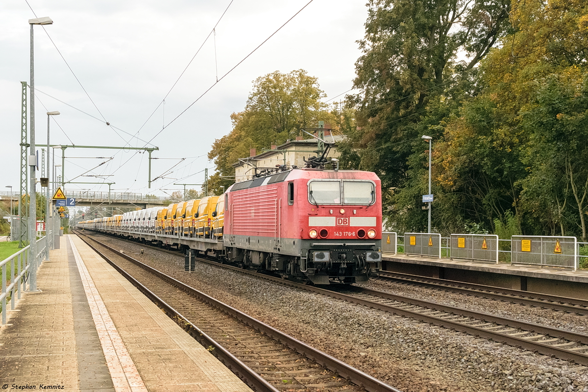 143 176-6 DeltaRail GmbH mit einem VW Caddy Zug in Friesack und fuhr weiter in Richtung Wittenberge am 13.10.2019. Seid dem 23.11.2019 ist sie bei DB Regio AG, Region Südost, Bh Halle (Saale) im Einsatz.