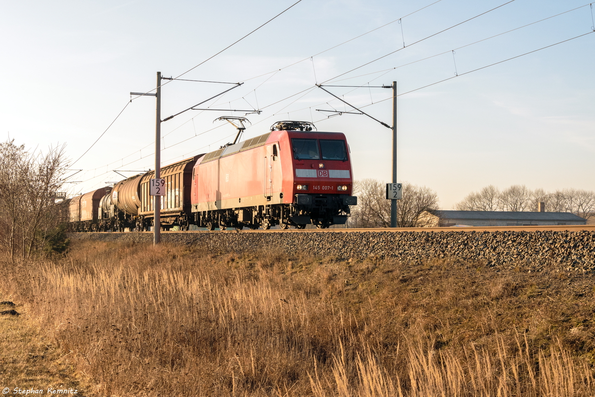 145 007-1 DB Cargo mit einem gemischtem Güterzug von Seelze nach Seddin in Nennhausen. Netten Gruß zurück! 14.02.2017