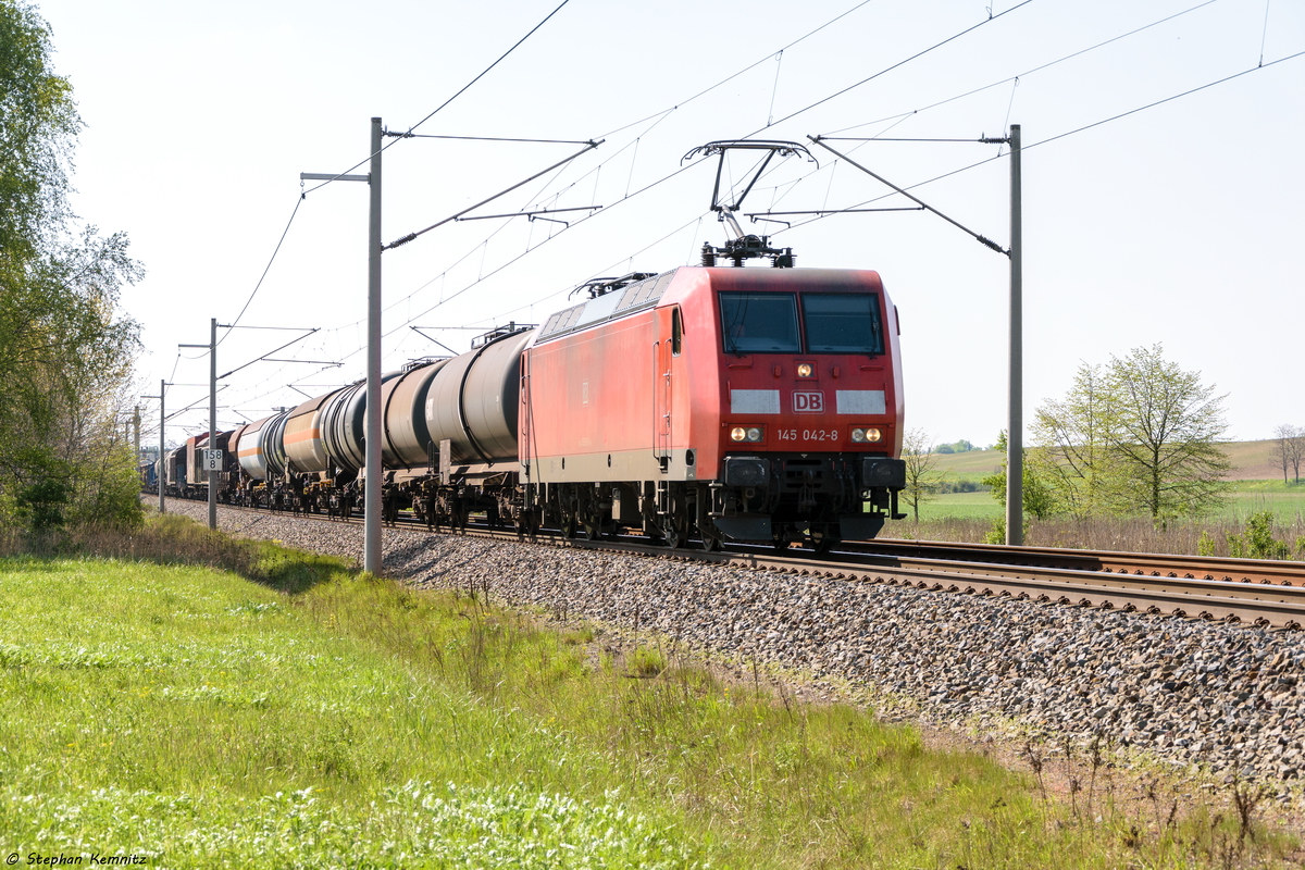 145 042-8 DB Cargo mit einem gemischtem Güterzug von Seelze nach Seddin in Nennhausen. 11.05.2017