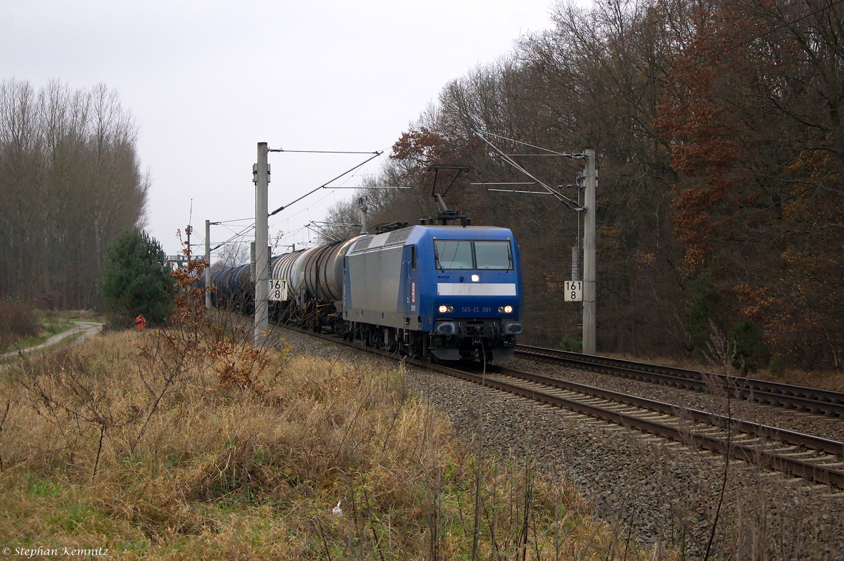 145-CL 201 (145 097-2) Alpha Trains für RheinCargo GmbH & Co. KG  HGK 2015  mit einem Kesselzug  Benzin oder Ottokraftstoffe , bei Nennhausen und fuhr weiter in Richtung Wustermark. 29.11.2014