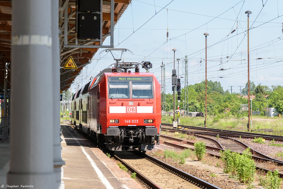146 023 mit einer Dostos Leergarnitur von Magdeburg-Buckau nach Salzwedel in Stendal. 26.05.2017