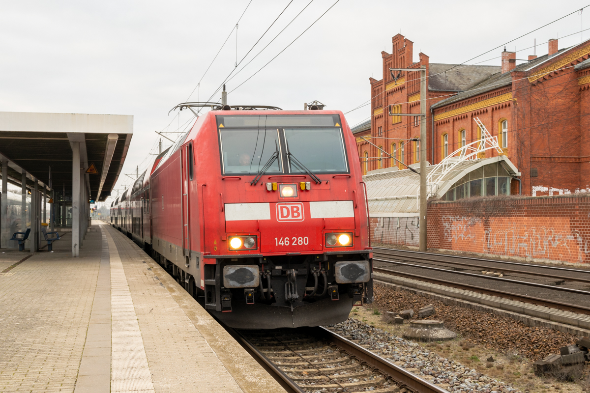 146 280-3 mit dem RE4 von Rathenow nach Falkenberg(Elster) in Rathenow am 11.12.2022. Seitdem 11.12.2022, ist die DB Regio wieder zurück auf dem RE4 und damit auch zum erstemal die BR 146 in Rathenow zu sehen.