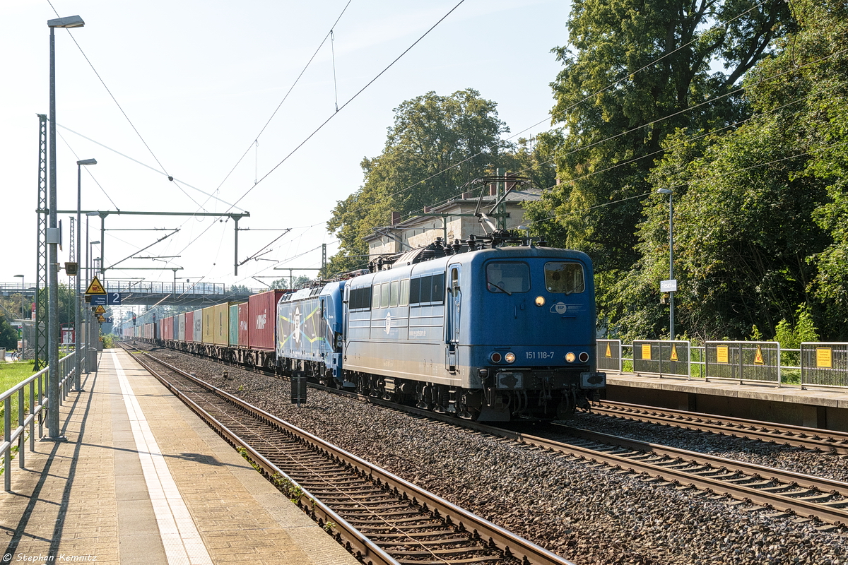 151 118-7 EGP - Eisenbahngesellschaft Potsdam mbH mit der Wagenlok 192 101-4 und einem Containerzug von Berlin nach Hamburg in Friesack. 23.08.2019