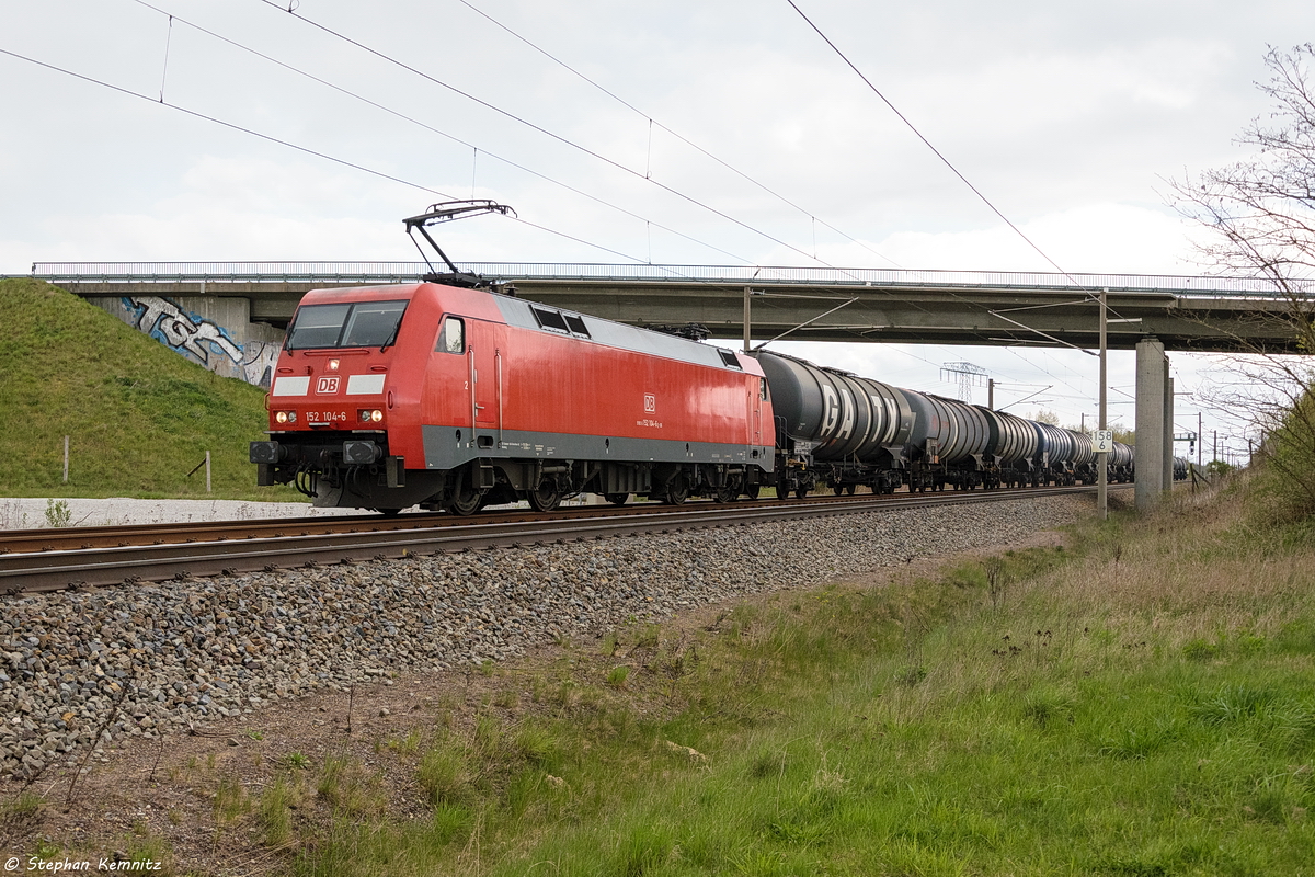 152 104-6 DB Cargo mit einem Kesselzug  Erdöldestillate oder Erdölprodukte  in Nennhausen und fuhr weiter in Richtung Stendal. 18.04.2017