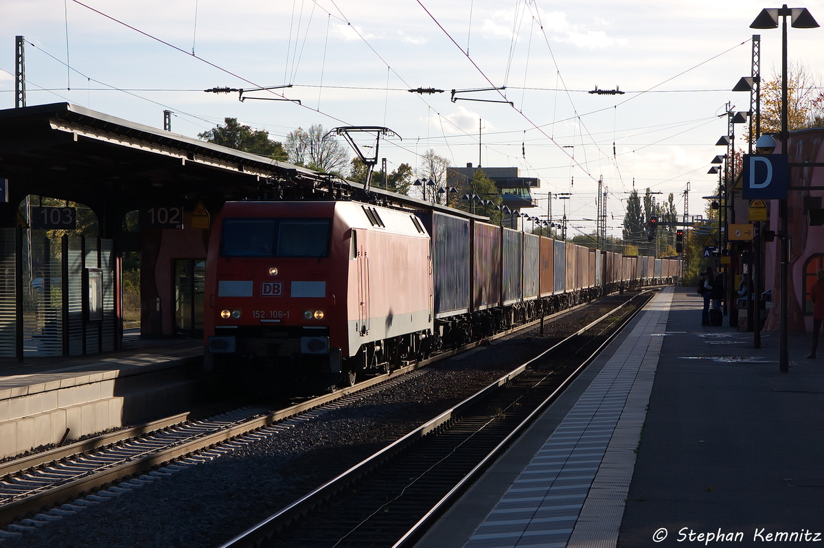 152 106-1 DB Schenker Rail Deutschland AG mit einem Containerzug in Uelzen und fuhr in Richtung Lneburg weiter. 18.10.2013
