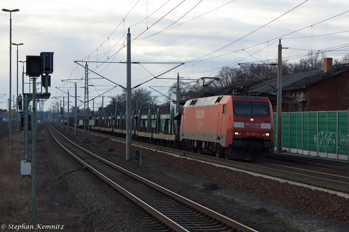 152 120-2 DB Schenker Rail Deutschland AG mit einem leeren Autotransportzug, bei der Durchfahrt in Rathenow und fuhr in Richtung Wustermark weiter. 17.01.2014