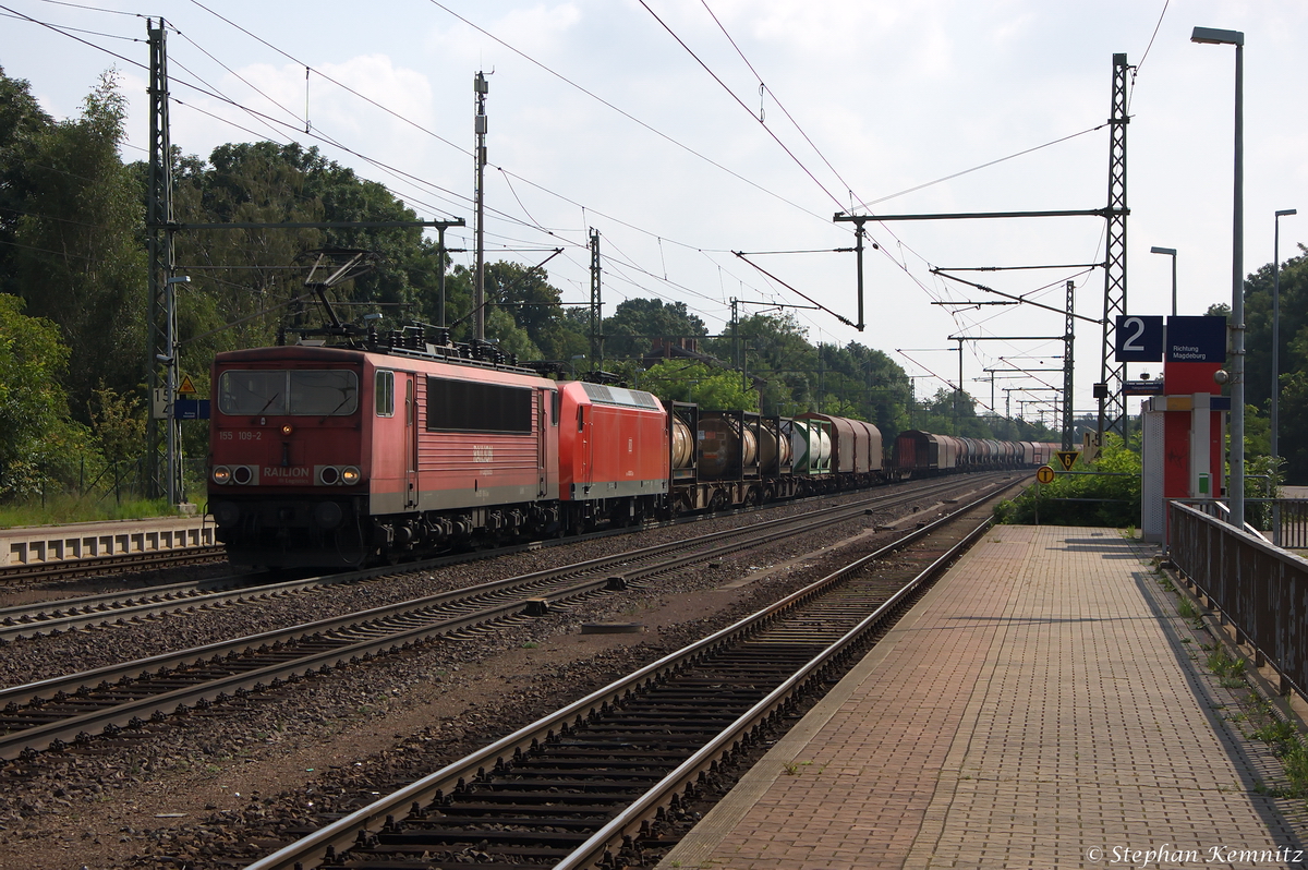 155 109-2 DB Schenker Rail Deutschland AG mit der Wagenlok 145 021-2 und einem gemischtem Güterzug in Niederndodeleben und fuhr in Richtung Braunschweig weiter. 08.08.2014