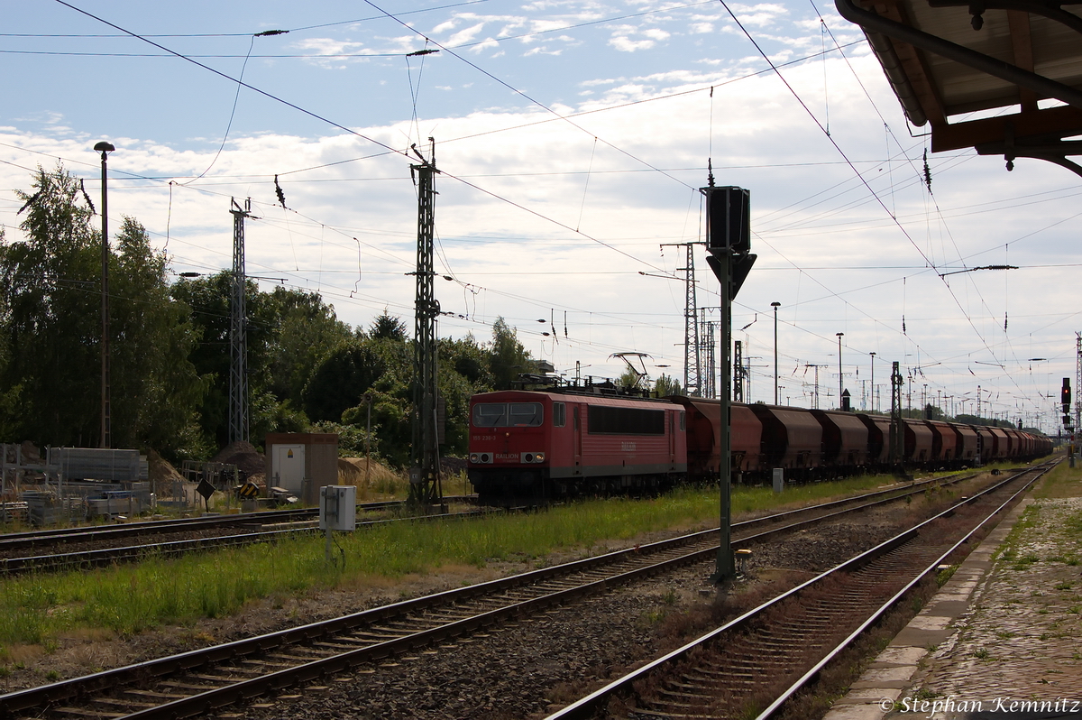 155 236-3 [Verl|LHG|08.08.14] DB Schenker Rail Deutschland AG mit einem Kalizug in Stendal und fuhr in Richtung Magdeburg weiter. 03.07.2014