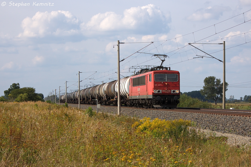 155 237-1 DB Schenker Rail Deutschland AG mit einem Kesselzug  Benzin oder Ottokraftstoffe  in Vietznitz und fuhr in Richtung Nauen weiter. 29.08.2013