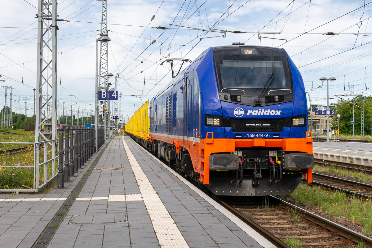 159 444-9 Raildox GmbH & Co. KG, mit einem leeren Holzzug in Stendal und fuhr weiter in Richtung Magdeburg. 06.07.2024