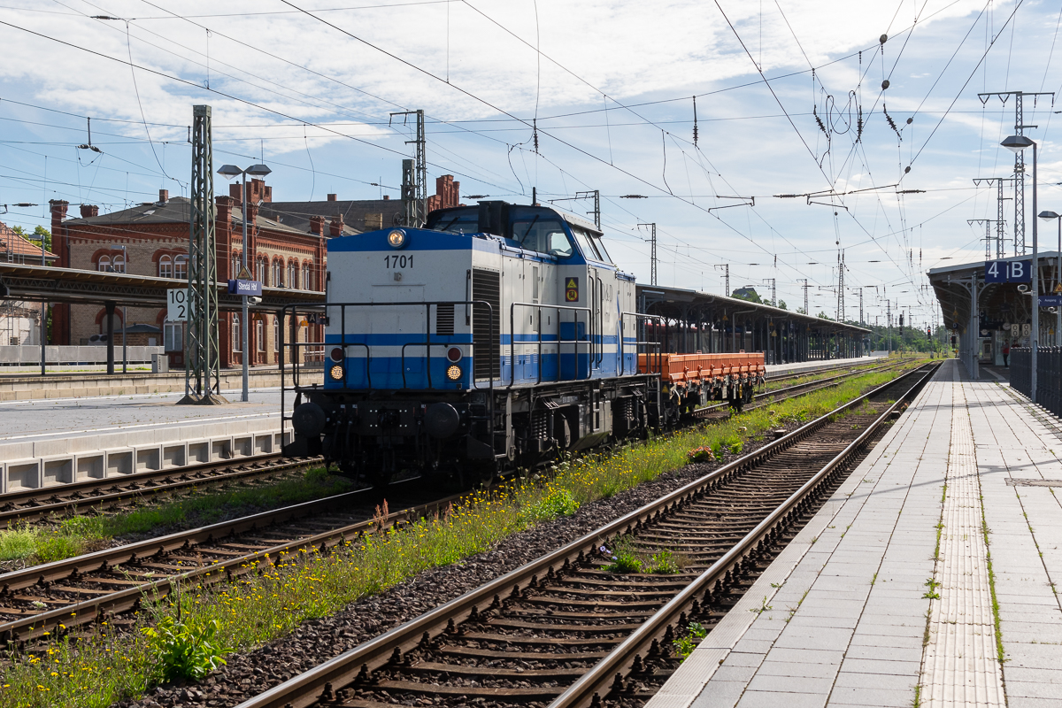 1701 (203 110-2) Hamburger Rail Service GmbH & Co. KG mit einem Res Wagen in Stendal. 06.07.2024