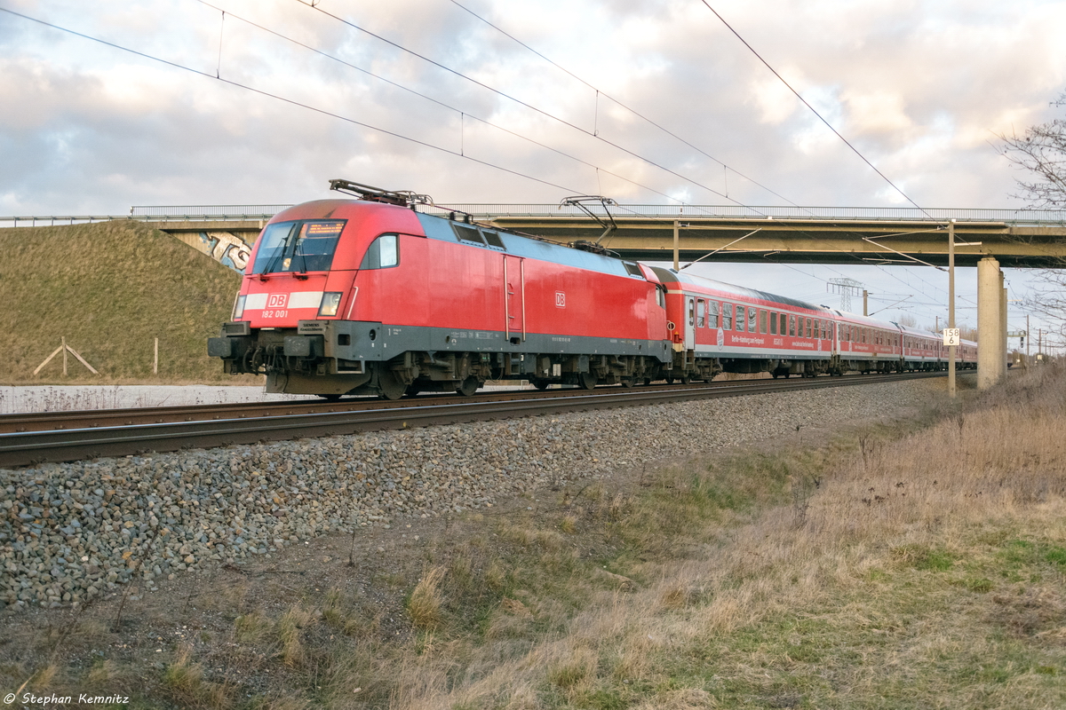 182 001 mit dem IRE 4272  Berlin-Hamburg-Express  von Berlin Ostbahnhof nach Hamburg Hbf in Nennhausen. 10.03.2017