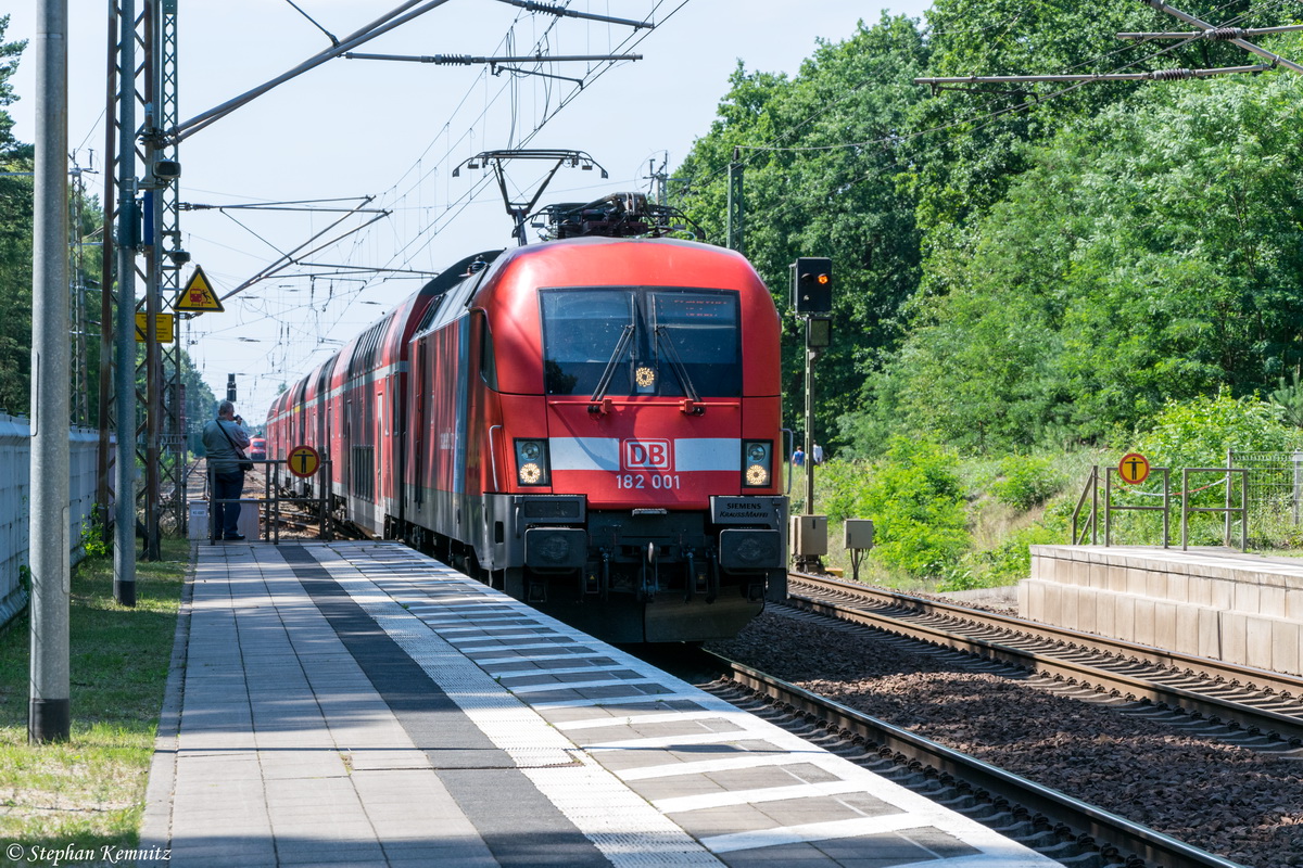 182 001 mit dem RE1 (RE 18181) von Brandenburg Hbf nach Frankfurt(Oder), bei der Einfahrt in Fangschleuse. 01.08.2015