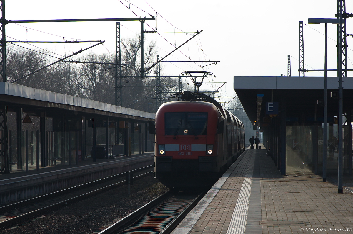 182 005 mit dem RE1 (RE 18121) von Magdeburg Hbf nach Eisenhüttenstadt im Brandenburger Hbf. 20.02.2015