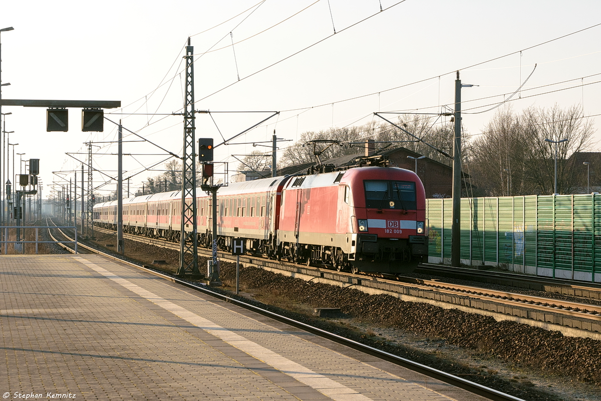 182 009 mit dem IRE 4275  Berlin-Hamburg-Express  von Hamburg Hbf nach Berlin Ostbahnhof in Rathenow. Wegen eines Notarzteinsatz am Gleis in Stelle, wurde der IRE 4275 von Hamburg über Wittenberge umgeleitet. 14.01.2018