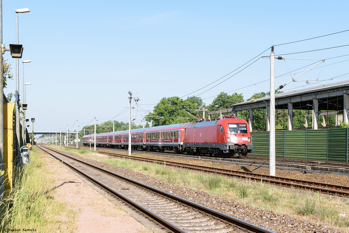 182 020 mit dem IRE 4273  Berlin-Hamburg-Express  von Hamburg Hbf nach Berlin Ostbahnhof in Großwudicke. 29.05.2018