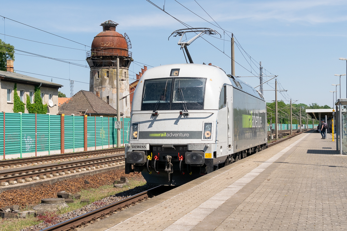 183 500-8 RailAdventure GmbH, beim Umsetzen ans andere Ende ihres Zuges in Rathenow. 17.05.2024