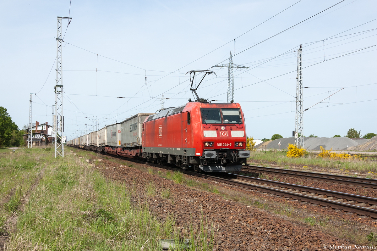 185 044-5 DB Schenker Rail Deutschland AG mit dem KLV  DB Schenker  in Satzkorn und fuhr weiter in Richtung Golm. 11.05.2015