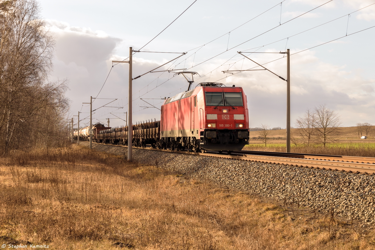 185 300-1 DB Cargo mit einem gemischtem Güterzug von Seelze nach Seddin in Nennhausen. 21.02.2017